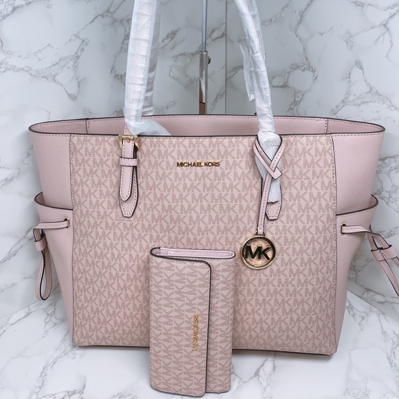 Michael Kors Handbags - Michael Kors Gilly Large Drawstring Tote Set
